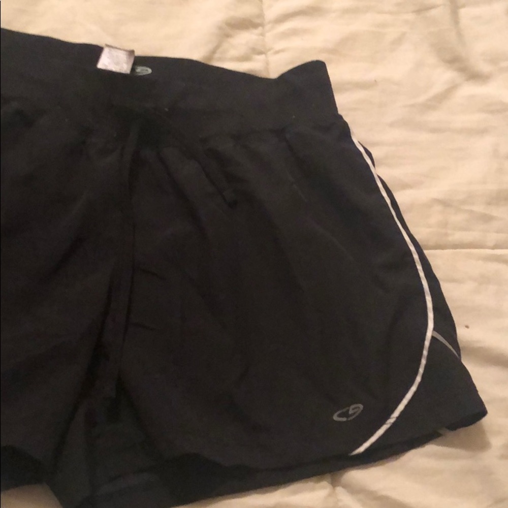 Black workout shorts - Picture 2 of 3